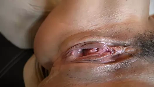 Azgın kızlar derinden öpüşüyor, sonra birbirlerinin amlarını parmaklıyor