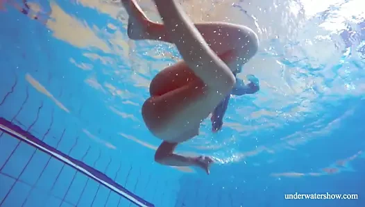 Sıcak kıllı esmer genç içinde the havuz çıplak