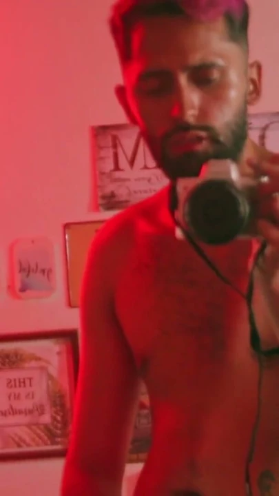 Büyük sünnetsiz yarak latin Camilo Brown aynada yatmadan önce mastürbasyon yapıyor | Klip 2