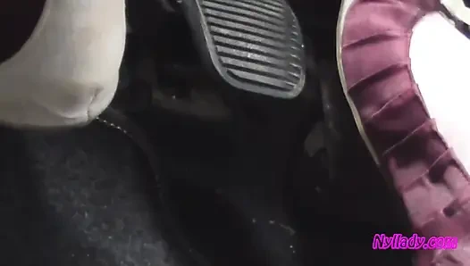 Nyllady düz araba kullanıyor ve hortumlu ayaklarını sandaletle değiştiriyor