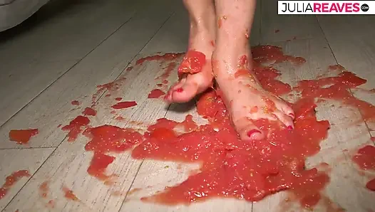 Çırılçıplak domates suyu yapıyor ve yaparken azıyor