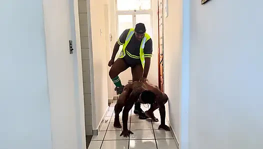 Teknisyen interkomı tamir etmeye geldi... ve işimin ortasında benimle seks yaptıktan sonra