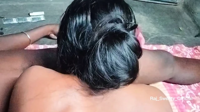 Desi bir kızla üç erkek, sert dörtlü seks. India Village Xxx Videosu