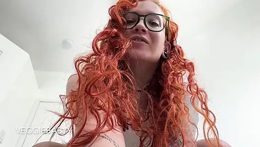 Tamamen güçsüzlüğüne gülüyor ve boşalıyor