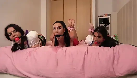 Latin, Scarlett ve Mila disipline bağlı - üniversiteli kızlar sıkı bağlı ve sikiliyor, üçlü grup seks yapıyor ve drooli