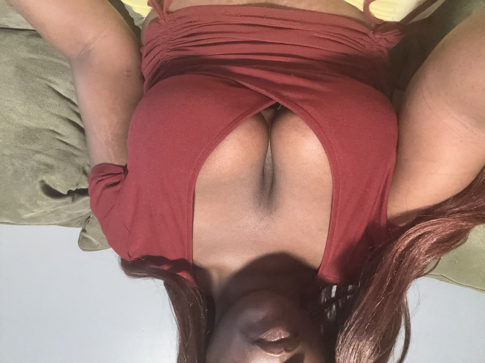 Göğüslerini salla