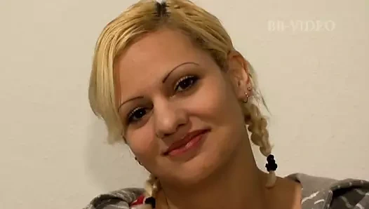 Sarışın orta yaşlı seksi kadın seks oyuncağıyla amını sikmek için bacaklarını açıyor