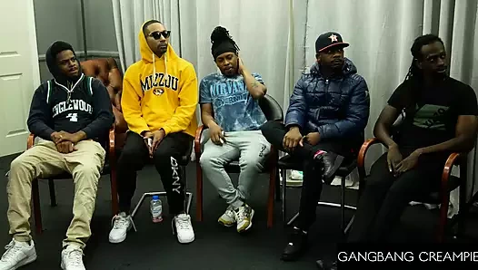 Esmer hatun amcığını o kadar dölle dolduruyor ki sızdırıyor