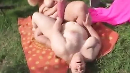 Iki bbw lezbiyen seks içinde açık havada