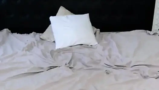 Üvey annemin kıyafetlerini deniyorum ve amımı külotuyla dolduruyor