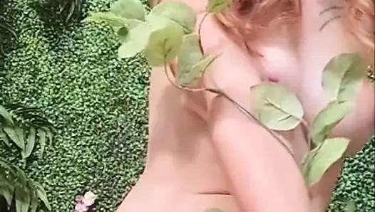 Sıcak kızıl saçlı yapay penis sürme