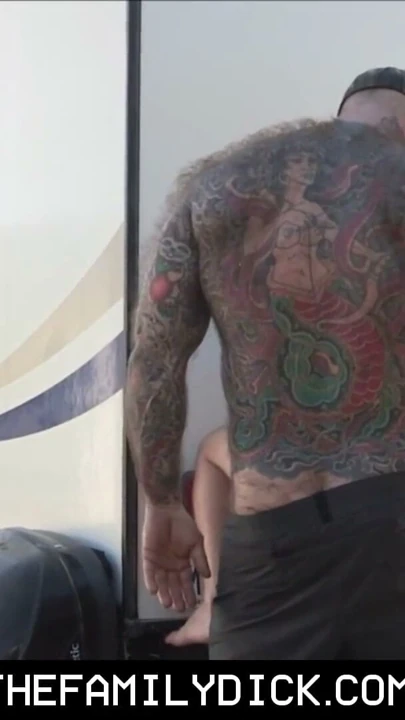 Dövmeli muscle iri parça adım baba kamu family seks ile üvey oğul | Klip 2