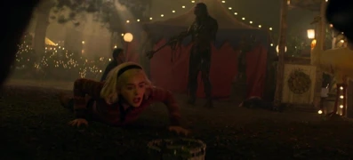 Kiernan shipka kısa etekle yerde