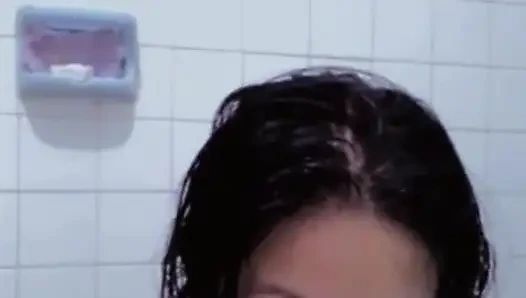 Playing with Dulceivanka in the bathroom
