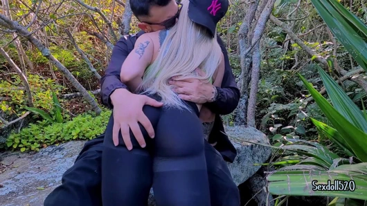 Bir yabancı için herkesin içinde yaramaz derin gırtlak sakso!