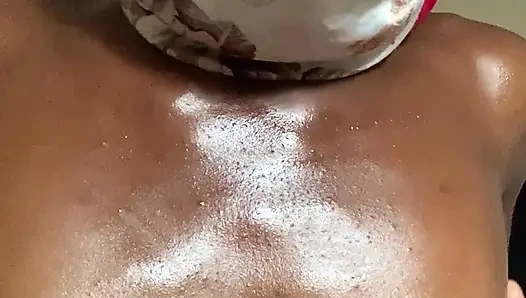 Ateşli minyon genç browngurl234 göğüslerini okşuyor şehvetli anın tadını çıkarıyor