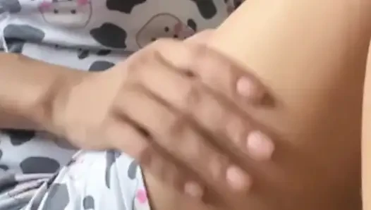 Eve meme uçlarım dik olarak geldi, beni okşuyor! Gerçek ev yapımı video
