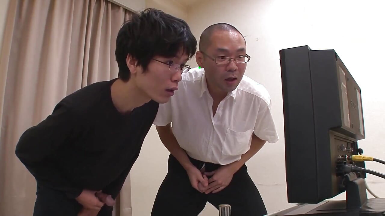 Azgın Japon ofis kızı yarak emiyor ve sert sikiliyor