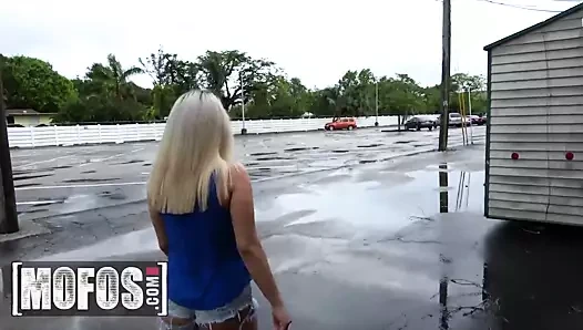 Sevimli sarışın mila marx yabancının büyük horoz sekerek