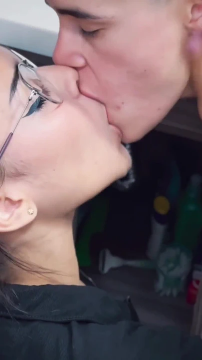 YARDıM ETMEMI ISTER MISIN?  Tesisatçı beni ima ediyor ve sonunda klitorisimi emiyor | Klip 1