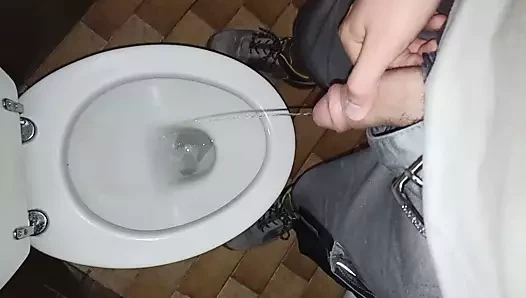 umumi tuvalette çiş ve graund üzerinde cum