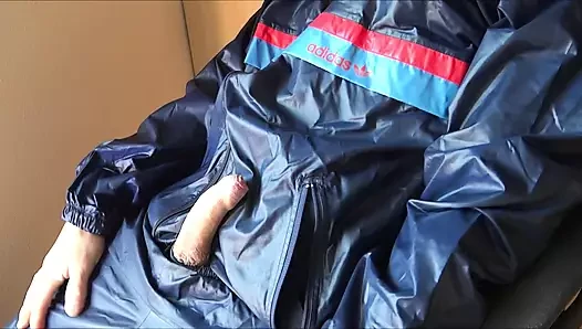 Adidas parlak naylon yağmur giyime boşalma.. Parlak hoşuma gidiyor-- başka kim?!