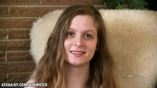 Nika дает сексуальное интервью и раздвигает