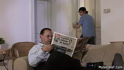 Esmer genç kız erkek arkadaşını yaşlı babasıyla aldatıyor