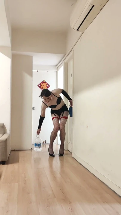Jartiyerli sissy, devasa su lavmanını aldıktan sonra dildoyu emip sikiyor bölüm bir | Bölüm 1