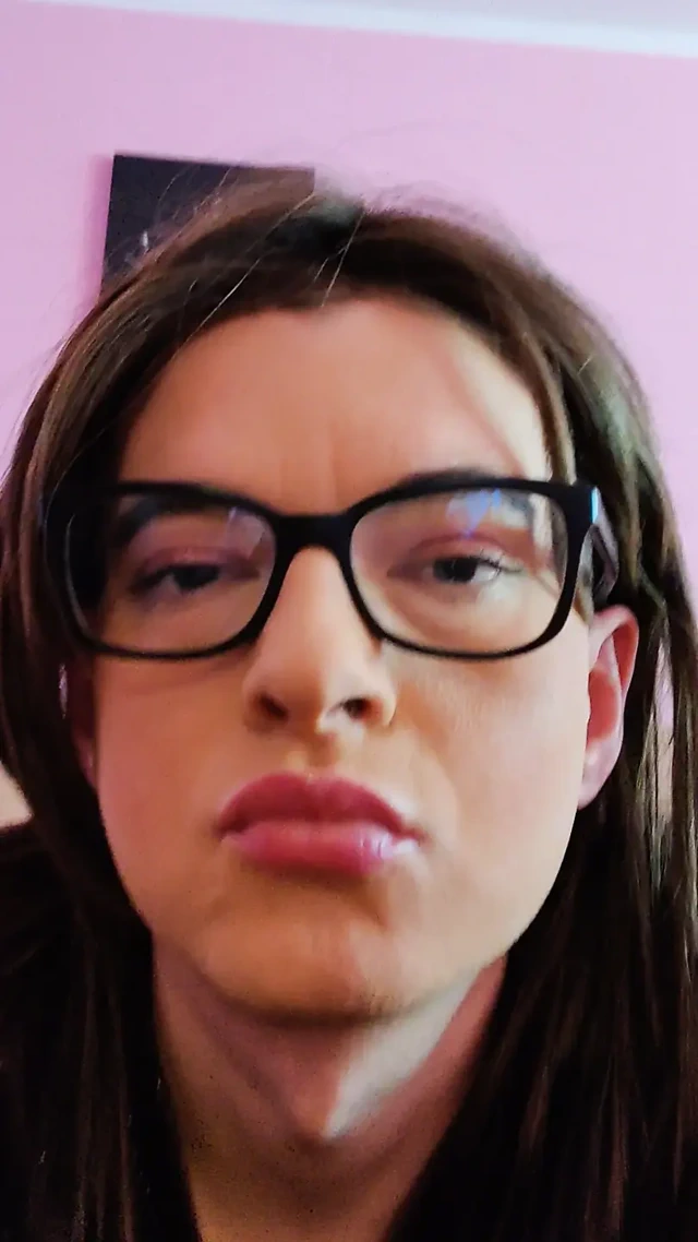 Sheer Black tayt, stiletto kırmızı topuklu ayakkabılar ve kadife elbise