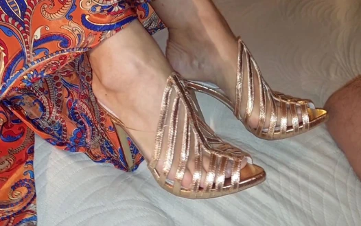 Selena'nın ayaklarına tapıyor ve topuklu ayakkabılarla poz atıyor