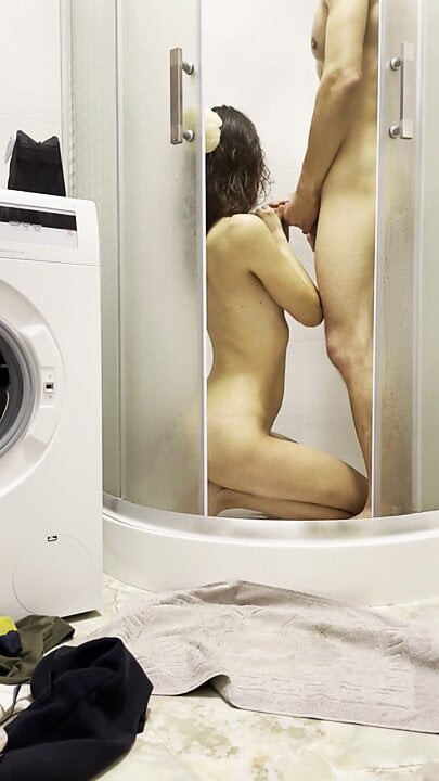 Duşta güzel bir çiftin heyecan verici seksi