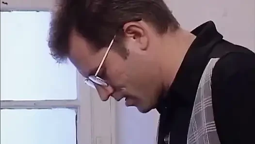 Ultra zayıf küçük adam erkekler tuvaletinde kayboluyor