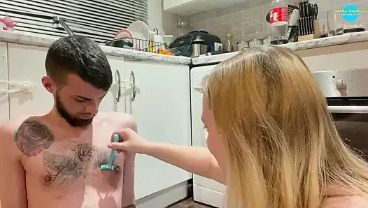 Genç kız arkadaşı, erkek arkadaşının göğsünü tıraş etmeye çalışıyor ama sonunda onu mahvediyor!