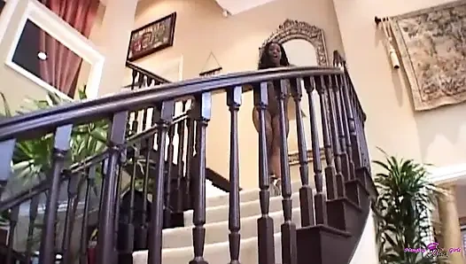 Zenci bir kız iki adamı birbiri ardına alıyor ve ikisi de ona döl veriyor