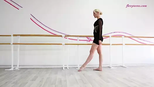 Anna sigarga çıplak yayılıyor bacaklar gerçekleştirir