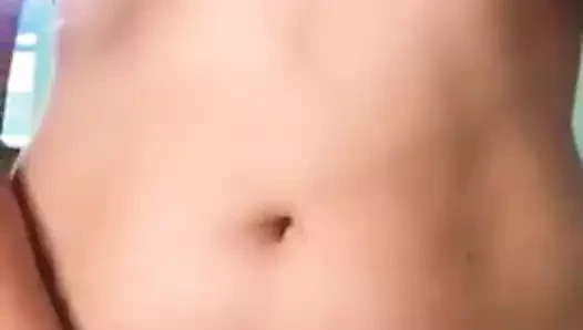 kedi ve göğüsleri ile oynamak