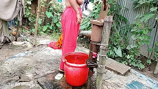 Refrescante baño al aire libre en un campo abierto