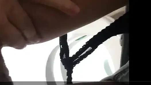 Sürtük genç kız kfc tuvaletine işiyor
