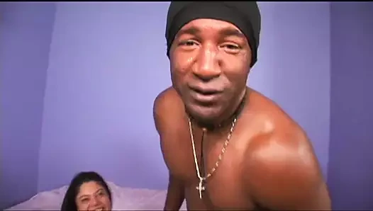 Güzel şımarık memeli seksi hatun geniş açılıyor ve sert bir siyah yarağı emiyor