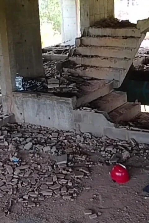 İşçiler iş günü tatilinde iş yerinde sikişiyor