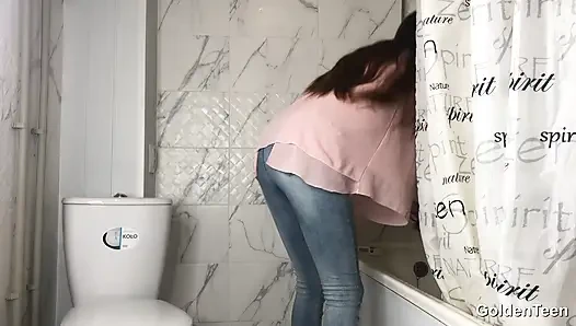 Seksi kız sakso ve sahte spermle sert binen dildoya boşalıyor