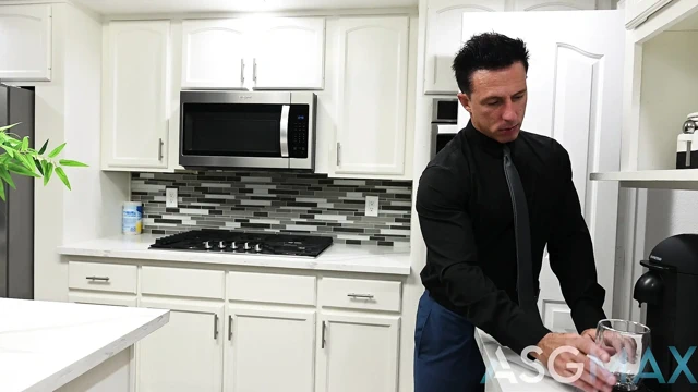 Pride Studios - üvey oğul Zac Steele üvey baba Reese Rideout'un şişman götünü sikiyor