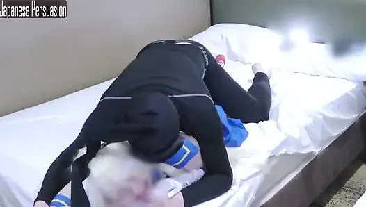 Cosplay tarzında ince sevimli güzellik, oyuncu giyiniyor ve cesur özel dölleme sahnesi - angle1