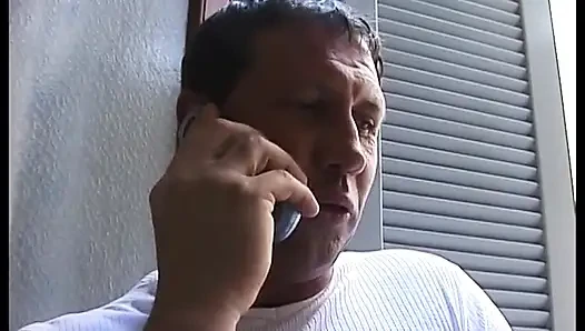 Amatör sıska kız büyük kaslı bir adam tarafından arkadan sert sikiliyor