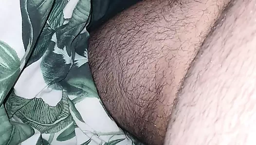 Üvey oğul ereksiyonla çıplak, üvey annesinin büyük götüne dokunuyor