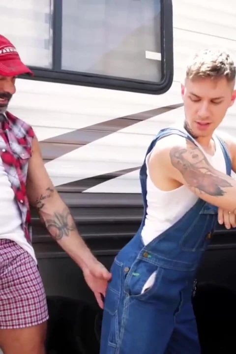 Trailertrashboys iri güzel kadın Sebastian Raw Zack Bishop'u sikiyor