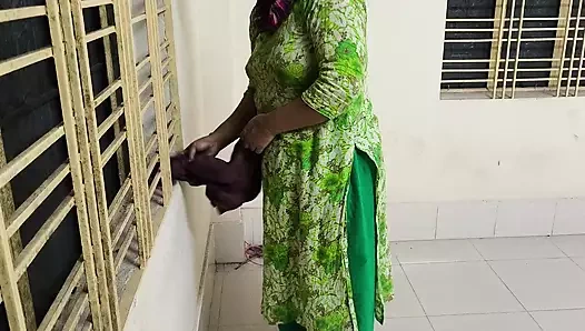 Ablamın odamı temizlediğini gördüm ama ona sarıldım ve götten sikişmeye başladım.