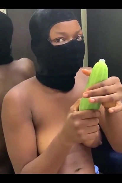 Чернокожая тинка Melanie читает лекции по использованию презерватива с огромным огурцом дилдо для глубокого траха подхватывает