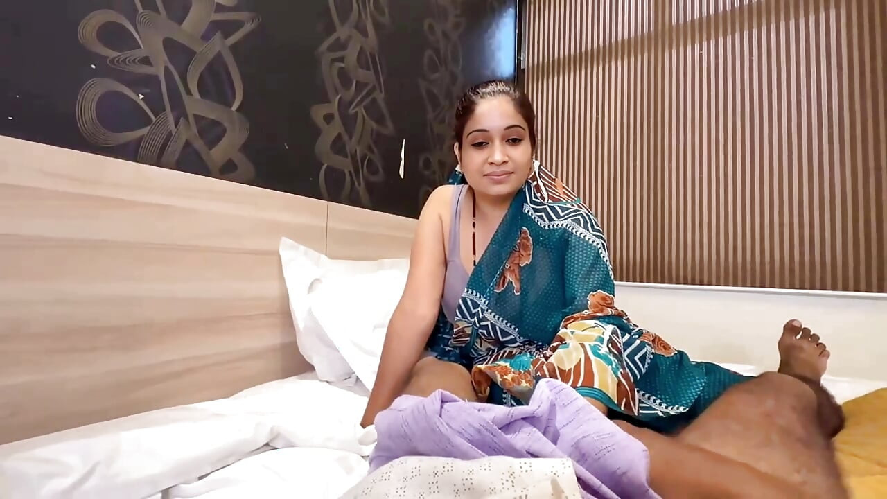 Desi old Sasur Ji flirting with Newly Married Bahu fir apna mota land chusvakar jamakar chudaee ki